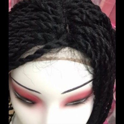 Cabeça de manequim com peruca de tranças pretas e maquilhagem vermelha e preta