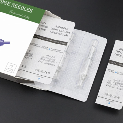 Embalagens de agulhas de cartucho esterilizadas e caixa branca com detalhes verdes