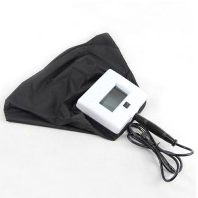 Aparelho branco com ecrã digital e bolsa preta em fundo branco