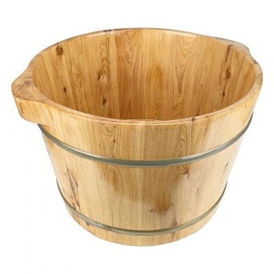 Balde de madeira claro com bandas metálicas prateadas