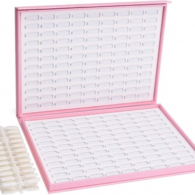 Conjunto rosa para amostras de verniz de unhas com áreas numeradas e unhas artificiais transparentes.