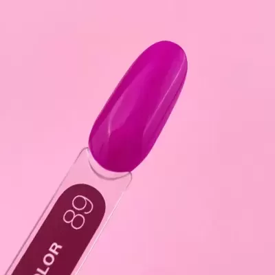 Amostra de verniz de unhas roxo num suporte transparente com etiqueta COLOR 89