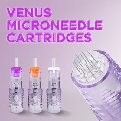 Cartuchos de microagulhas Venus com tampas coloridas e agulhas à vista sobre fundo lilás