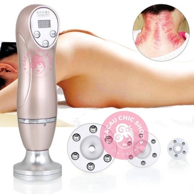 Dispositivo de massagem com ecrã digital e cabeças intercambiáveis ao lado de pessoa deitada