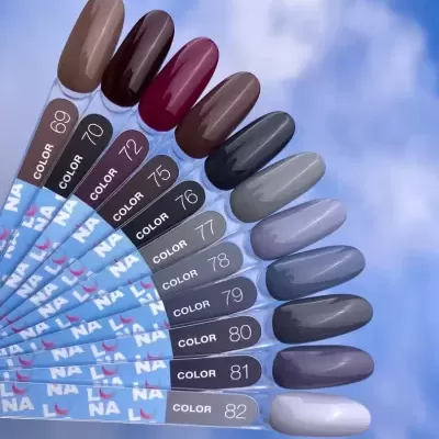 Amostras de verniz de unhas em suporte transparente com cores numeradas de 69 a 82