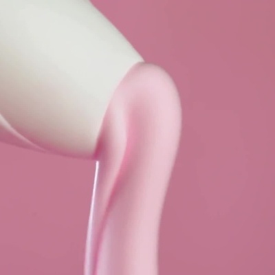 Aplicação de creme espumoso rosa ao lado de frasco de Milky Bubble Cream