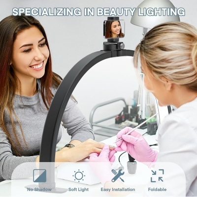 Anel de luz LED circular preto usado num salão de manicure com duas mulheres