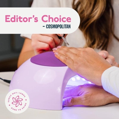 Máquina secadora de unhas LED/UV lilás clara com mãos durante secagem de verniz