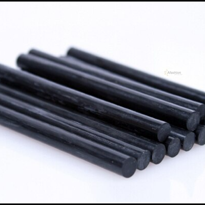 Varetas pretas cilíndricas alinhadas numa superfície branca