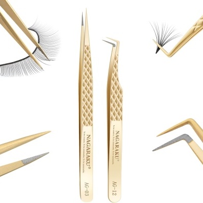 Pinças douradas para pestanas com textura quadriculada e pestanas falsas pretas