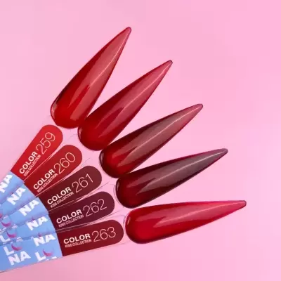 Amostras de verniz de unhas em tons de vermelho e bordô em fundo rosa.