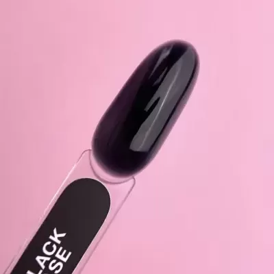Amostra de verniz preta brilhante em suporte transparente com etiqueta BLACK BASE e fundo cor-de-rosa
