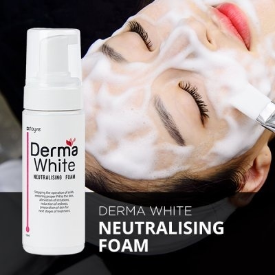Espuma de limpeza facial Derma White Neutralising Foam com mulher a aplicar espuma branca no rosto