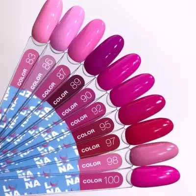 Amostras de verniz de unhas em tons de rosa e roxo com etiquetas azuis.