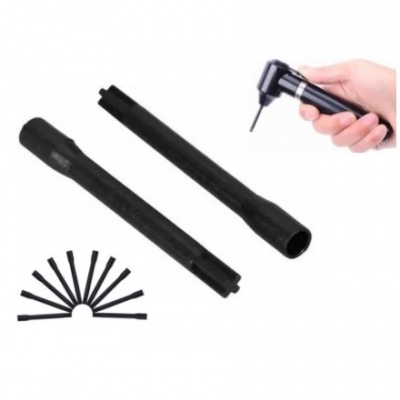 Conjunto de ferramentas pretas e mão segurando ferramenta preta