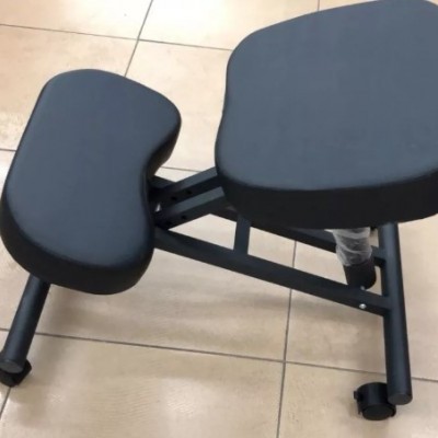 Banco de apoio para joelhos com estofos pretos e estrutura metálica