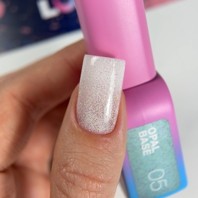Esmalte de unhas com rótulo OPAL BASE 05 e unha pintada brilhante