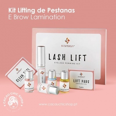 Kit de Lifting de Pestanas da marca Iconsica com frascos e acessórios sobre fundo rosa