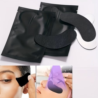 Máscaras adesivas pretas para olhos com embalagens e aplicação em mulheres