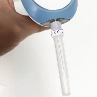 Dispositivo médico portátil azul com haste transparente e etiqueta CE