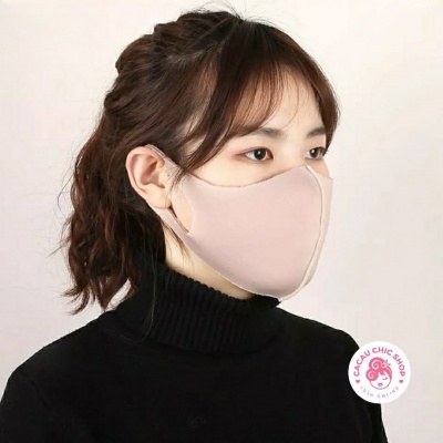 Máscara facial rosa claro em tecido com ajuste auricular elástico