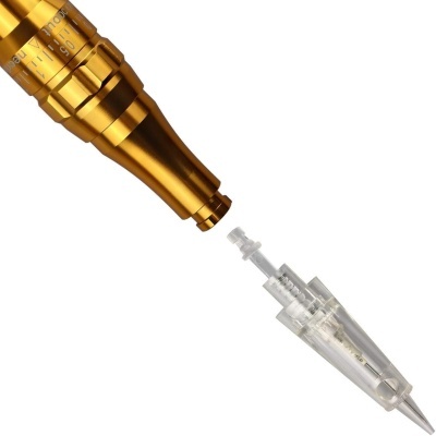 Caneta dourada metálica com agulha transparente destacada para uso estético ou médico