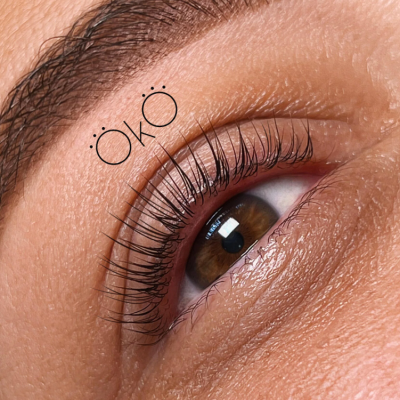 Olho castanho com pestanas longas e palavra 'ÖKÖ' ao lado