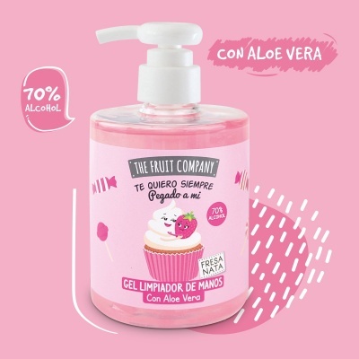 Frasco rosa de gel limpador de mãos com dispenser, rotulado com ilustração de cupcake e morango e texto sobre álcool 70% e aloe vera.