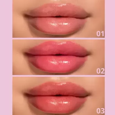 Lábios com gloss em três tons diferentes numerados 01, 02 e 03.