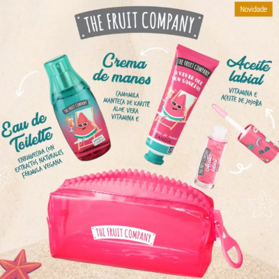 Conjunto The Fruit Company com produtos de cuidados pessoais e necessaire rosa sobre areia