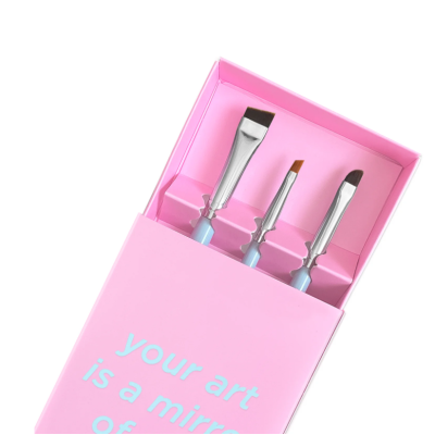 Conjunto de três pincéis de maquilhagem em caixa cor-de-rosa com texto azul claro
