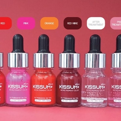 Seis frascos de verniz de unhas KISSUM+ em várias cores com tampas prateadas sobre fundo vermelho