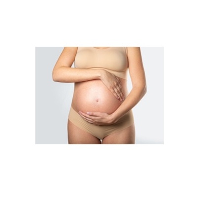 Grávida com roupa interior bege segurando a barriga