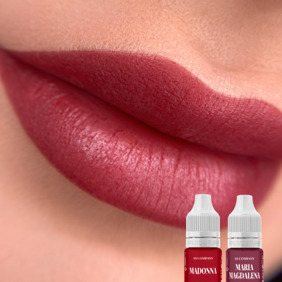 Lábios femininos com batom vermelho e borgonha, duas embalagens pequenas com batom líquido em tons correspondentes.