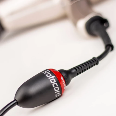 Cabo preto com componente RotoCord vermelho e preto sobre fundo branco