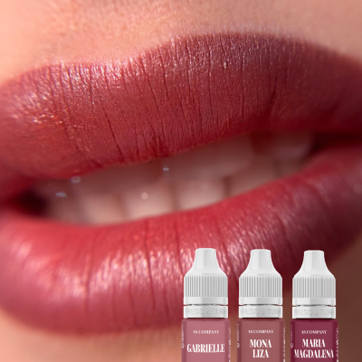 Lábios com batom rosado e três frascos pequenos de batom líquido