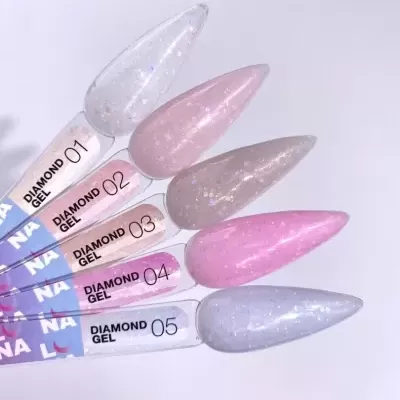 Amostras de verniz de gel colorido com glitter em tons pastel, etiquetadas de DIAMOND GEL 01 a 05.