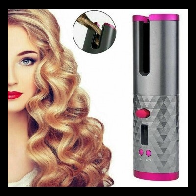 Aparelho modelador automático de cabelo cinza e rosa com textura geométrica e cabelos loiros ondulados