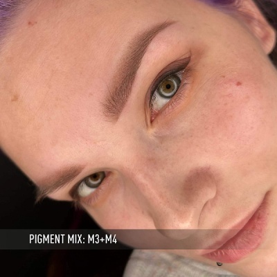 Rosto de mulher com sobrancelhas definidas e texto sobreposto PIGMENT MIX: M3+M4