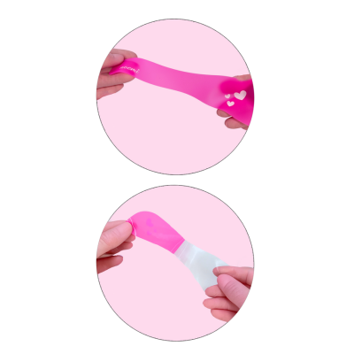 Fita de silicone rosa com corações e texto noemi, esticada por mãos
