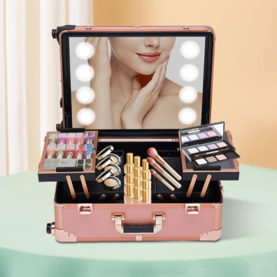 Estojo de maquilhagem rosa com espelho iluminado e produtos organizados no interior.