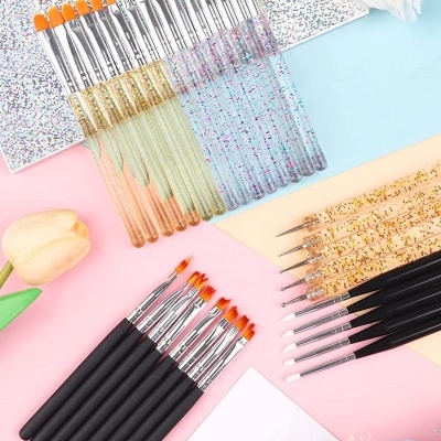 Conjunto de pincéis para unhas com cabos transparentes e pretos em disposição colorida