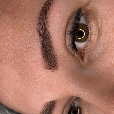 Olhos castanhos com sobrancelhas bem delineadas e pele natural