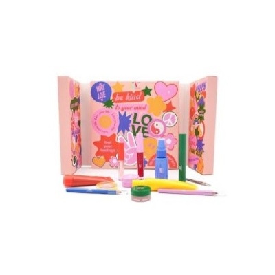 Conjunto de materiais escolares coloridos com caixa decorada em rosa e laranja