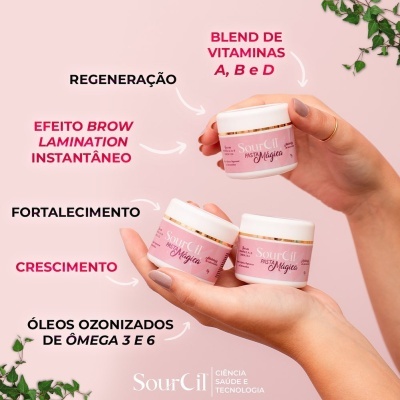 Três frascos pequenos de produto Sourcil com rótulo rosa em fundo rosa e texto promocional