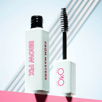 Produto para sobrancelhas 'BROW FIX' embalagem branca e aplicador com escova preta