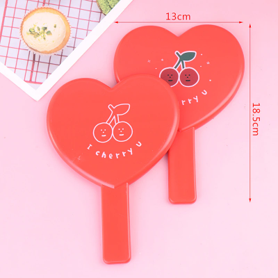 Espelhos de mão cor-de-rosa em forma de coração com desenho de cerejas