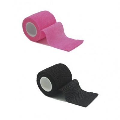 Dois rolos de bandagem elástica, um cor-de-rosa e outro preto