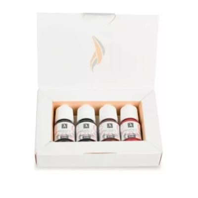 Caixa branca aberta com quatro frascos pequenos com tampas brancas e rótulos coloridos