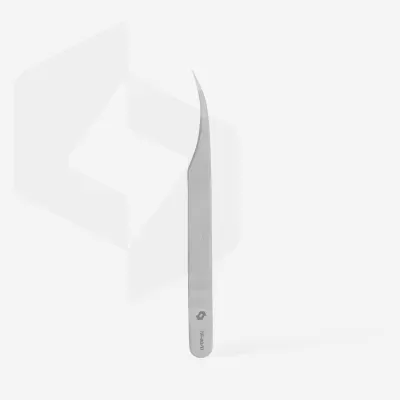 Pinça de metal prateado com ponta curva e gravação